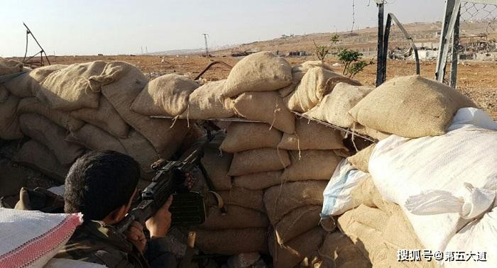 Điều đáng ngạc nhiên là căn cứ này có hơn 60 phiến quân (trong đó có 2 chỉ huy) chốt giữ ở đây mà tại sao lại không nổ súng chống cự? Câu trả lời của phiến quân đó là do dịch bệnh lan rộng, Thổ Nhĩ Kỳ đã cắt đứt sự hỗ trợ của họ cho tổ chức này, khiến phiến quân rơi vào tình trạng phải hết lương thực và phải hạ vũ khí và đầu hàng.