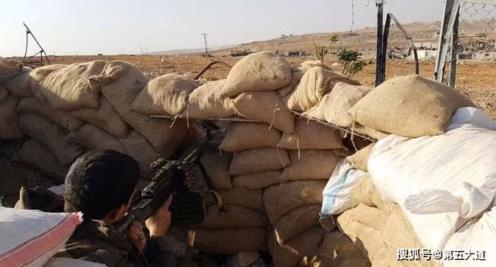 Điều đáng ngạc nhiên là căn cứ này có hơn 60 phiến quân (trong đó có 2 chỉ huy) chốt giữ ở đây mà tại sao lại không nổ súng chống cự? Câu trả lời của phiến quân đó là do dịch bệnh lan rộng, Thổ Nhĩ Kỳ đã cắt đứt sự hỗ trợ của họ cho tổ chức này, khiến phiến quân rơi vào tình trạng phải hết lương thực và phải hạ vũ khí và đầu hàng.