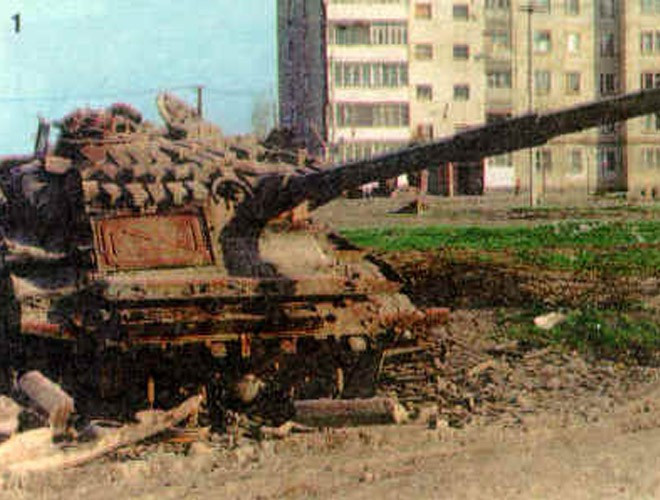 Lợi dụng địa hình đô thị, các phiến quân ẩn nấp và dùng vũ khí chống tăng bao gồm tên lửa và súng RPG các loại nhắm vào xe tăng Nga.