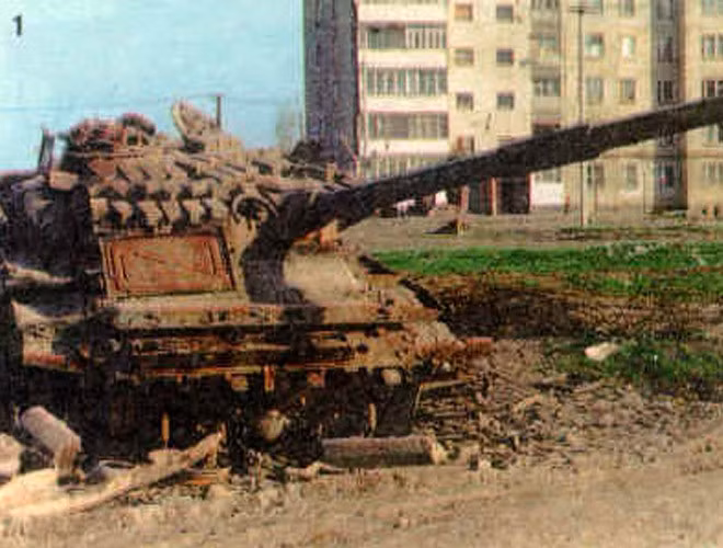 Lợi dụng địa hình đô thị, các phiến quân ẩn nấp và dùng vũ khí chống tăng bao gồm tên lửa và súng RPG các loại nhắm vào xe tăng Nga.