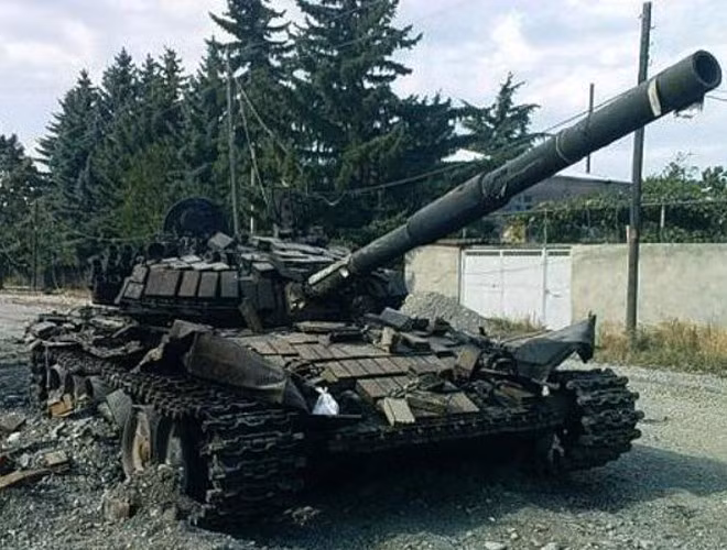 Chính giới quân sự Nga cũng bất ngờ và bối rối vì họ không hiểu tại sao ngay cả dòng xe tăng "quốc bảo" T-80 cũng biến thành những đống sắt vụn cháy đen khi tấn công vào thủ phủ của lực lượng ly khai.