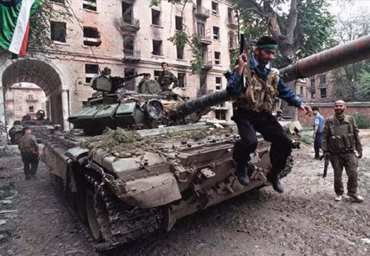 Có trường hợp nhiều toán phối hợp với nhau, một toán bắn vào xe đi đầu, một toán bắn vào xe đi cuối làm cho đội hình tăng thiết giáp rơi vào tình thế “tiến thoái lưỡng nan” rồi lần lượt bắn hạ từng chiếc một.