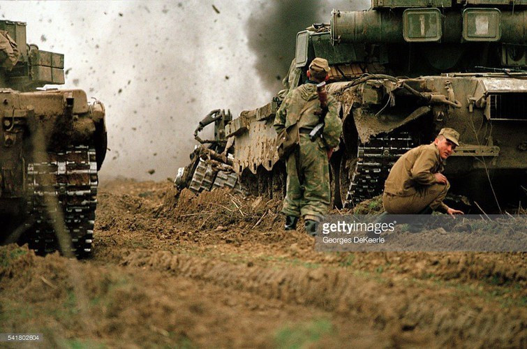 Pháo tăng không thể bắn trả các phiến quân tấn công vào nó từ các tầng cao hay từ các tầng hầm.