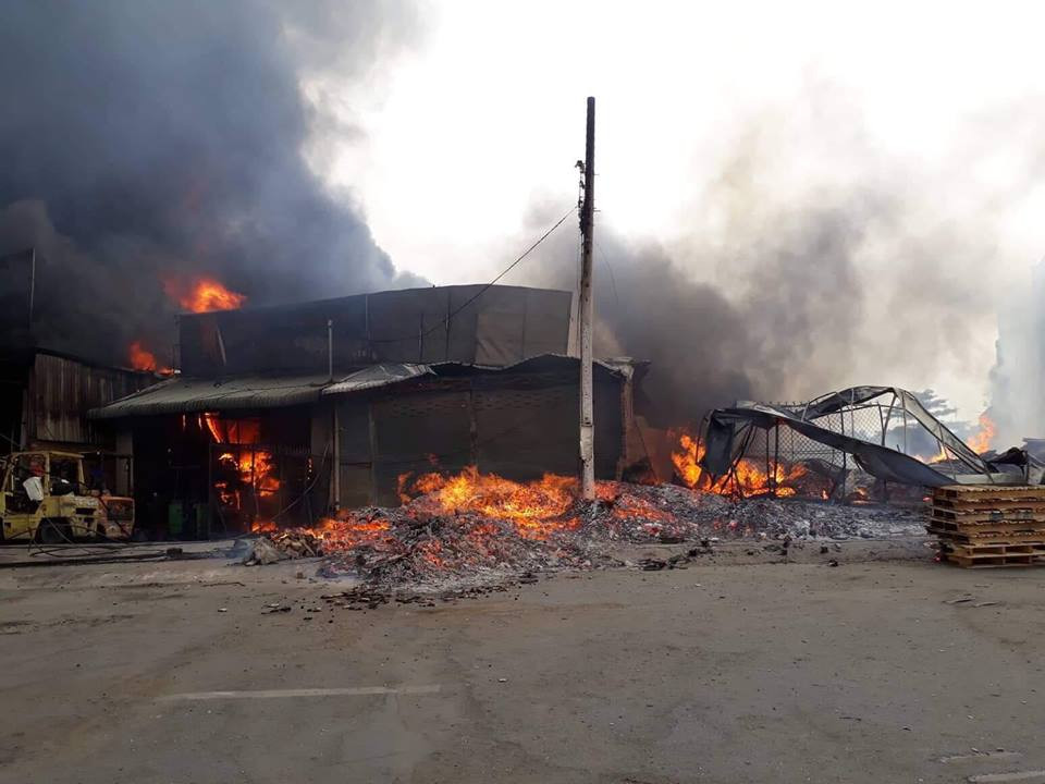 Dang chay lon cong ty go, thieu rui nhieu nha gan cau Dong Nai-Hinh-3