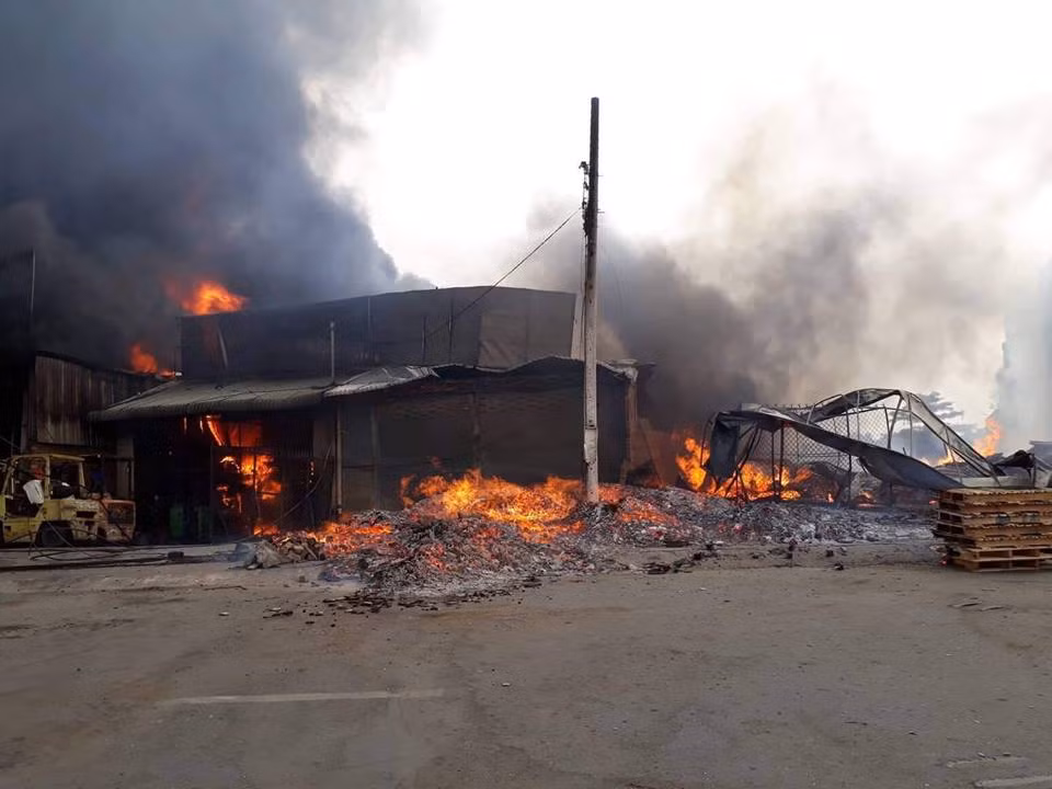 Dang chay lon cong ty go, thieu rui nhieu nha gan cau Dong Nai-Hinh-3