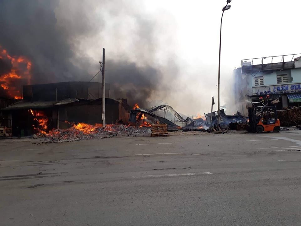 Dang chay lon cong ty go, thieu rui nhieu nha gan cau Dong Nai