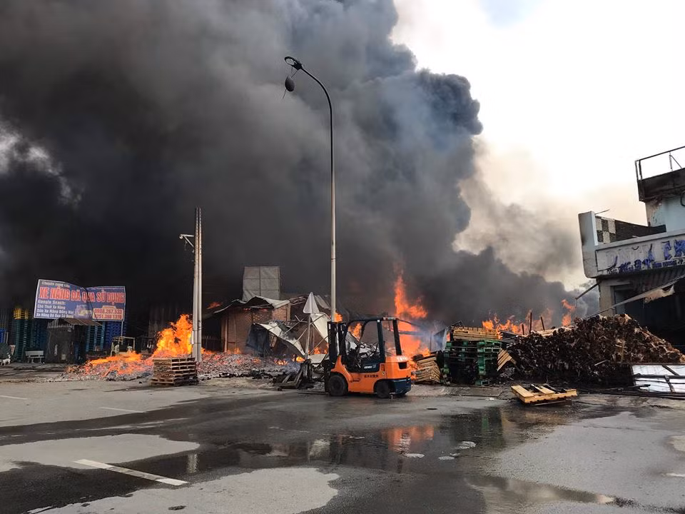 Bước đầu xác định vụ cháy công ty gỗ ở Đồng Nai không gây thiệt hại về người, nhưng đã làm cho 5 nhà xưởng cùng nhiều tài sản bị thiêu rụi, ước tính thiệt hại lên tới hàng tỷ đồng.