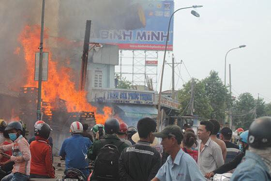Mặc dù công nhân của công ty và người dân quanh khu vực nhanh chóng lao vào dập lửa nhưng ngọn lửa bùng lên quá nhanh, kèm theo sức nóng hừng hực nên họ đành bất lực, chỉ có thể di dời tài sản khỏi hiện trường.