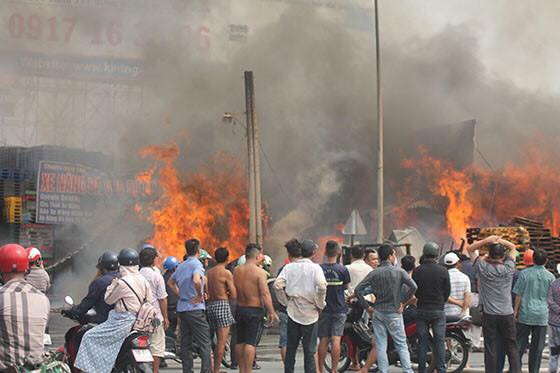 Ảnh hưởng của vụ cháy ở Đồng Nai cũng làm cho các tuyến đường như quốc lộ 1, ĐT 743, quốc lộ 51 ùn tắc nghiêm trọng. Hiện nguyên nhân vụ cháy đang được điều tra làm rõ.