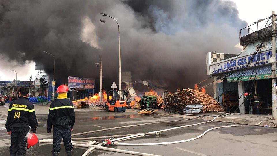 Nhận thông tin, lực lượng cảnh sát PCCC tỉnh Đồng Nai đã điều động hơn 10 xe cứu hỏa và hơn 100 chiến sĩ có mặt tiếp cận hiện trường. Tuy nhiên, gió lớn và các vật dụng dễ cháy đã khiến ngọn lửa cháy lan sang hàng loạt nhà xưởng bên cạnh.