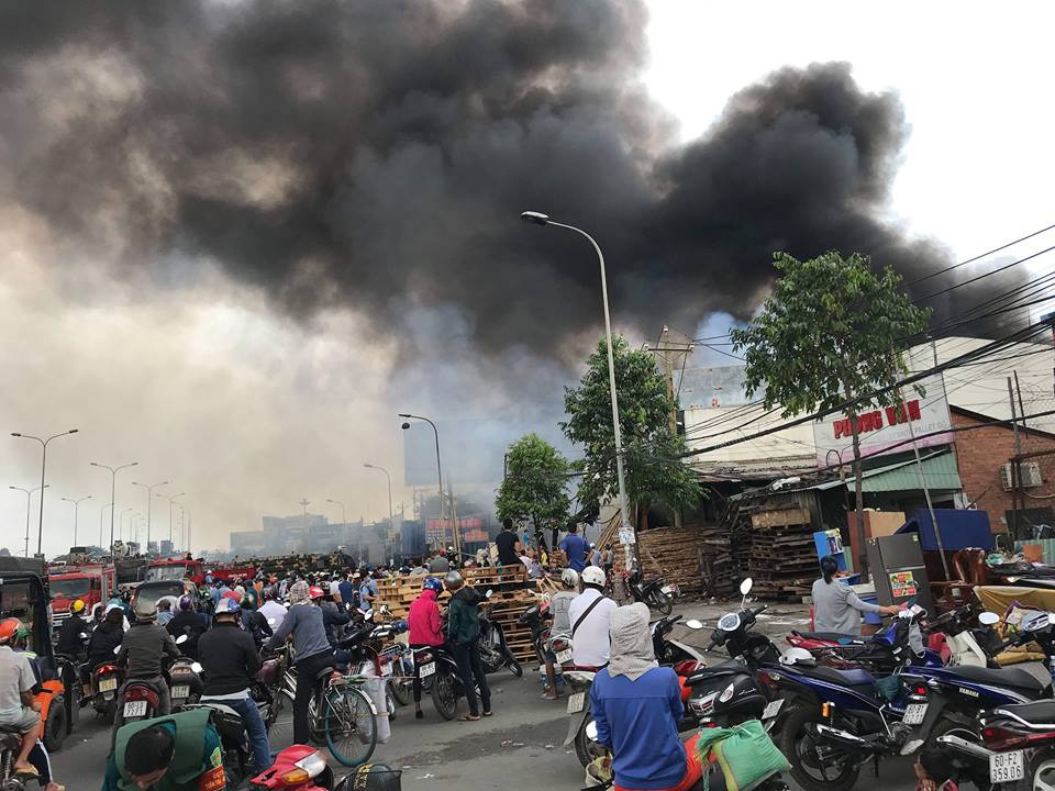 Cột khói bốc lên cao hàng trăm mét, đứng xa vẫn có thể nhìn thấy.