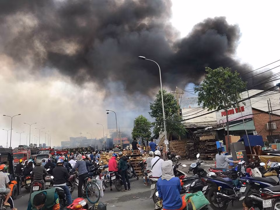 Cột khói bốc lên cao hàng trăm mét, đứng xa vẫn có thể nhìn thấy.