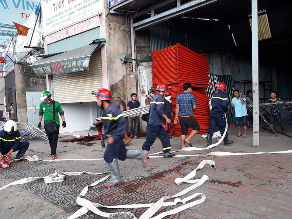 Cảnh sát PCCC phải tiếp cận hiện trường từ nhiều phía, đồng thời hỗ trợ người dân di chuyển đồ đạc đề phòng cháy lan.