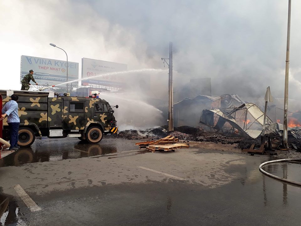 Xe chữa cháy của tân cảng Long Bình cũng có mặt chi viện hỗ trợ công tác dập lửa. Tới 14h30, ngọn lửa mới được khống chế.