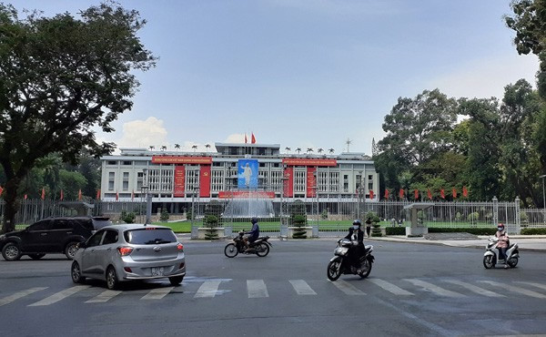 Nổi bật nhất là khu vực tuyến đường Lê Duẩn và cổng chính Hội trường Thống Nhất (quận 1, TPHCM) rực rỡ cờ hoa. Nơi đây chính là nơi diễn ra thời khắc trưa 30/4 khi xe tăng của đoàn quân Giải phóng hút đổ cánh cổng Dinh Độc Lập, dành chiến thắng lịch sử.