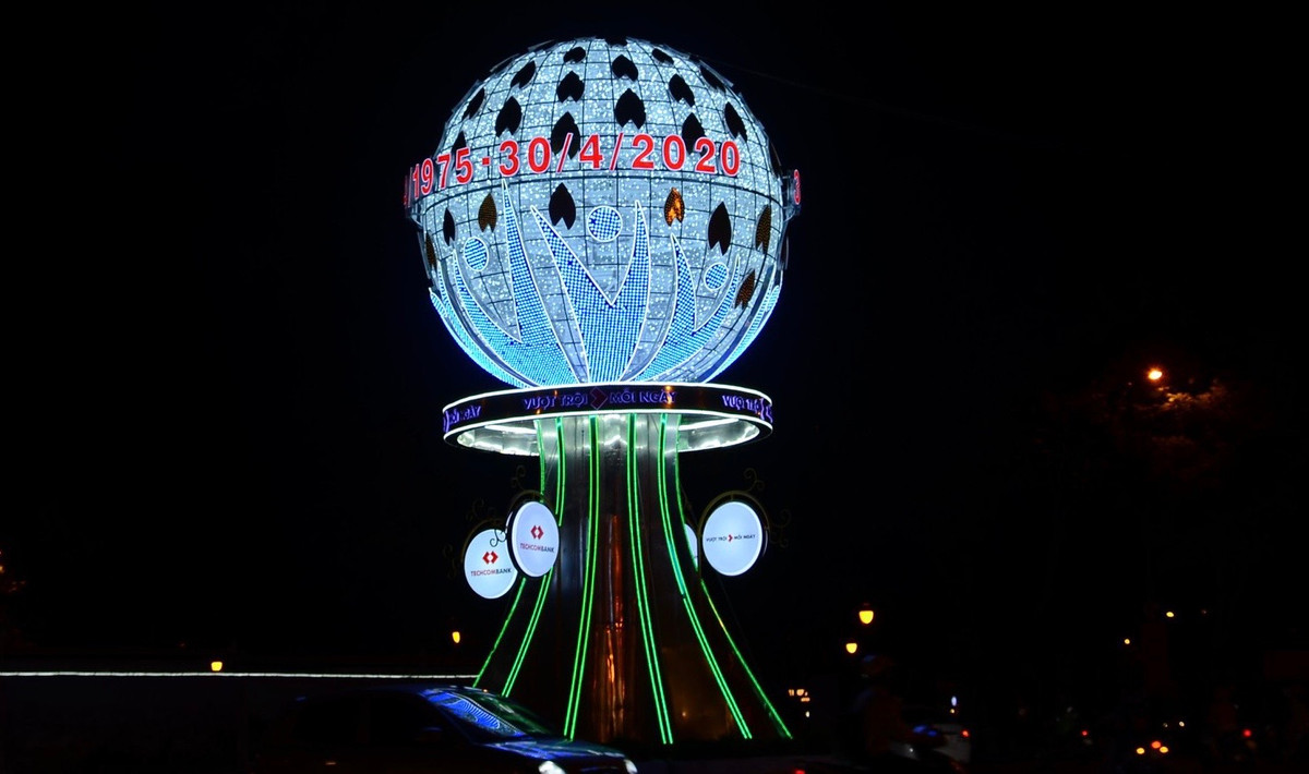 Các giao lộ, vòng xoay cũng được trang trí ánh sáng nghệ thuật đón mừng lễ 30/4.