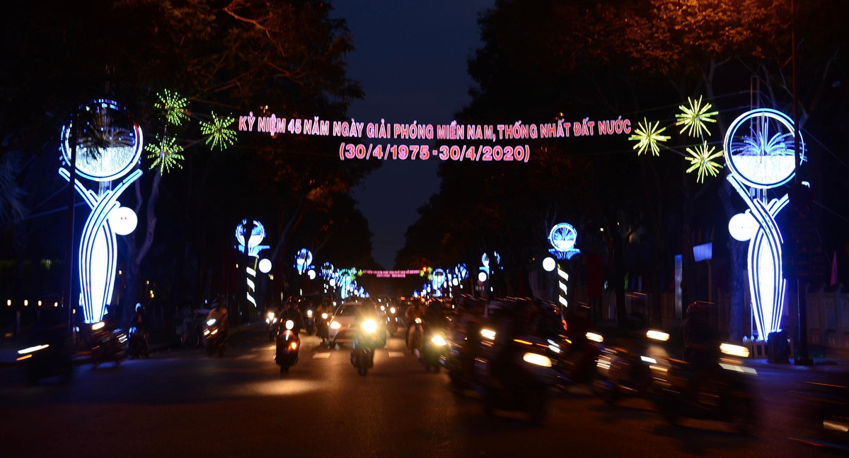 Đêm 29/4, người dân TPHCM đã xuống phố trong không khí háo hức mừng kỷ niệm 45 năm Giải phóng miền Nam; cũng như vui mừng vì TP nói riêng, cả nước nói chung bước đầu đã "chiến thắng" đại dịch COVID-19.
