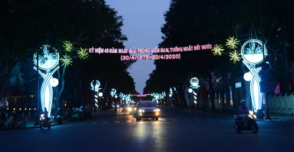 Nhiều tuyến đường ở trung tâm Sài Gòn được trang hoàng đèn hoa từ nhiều ngày trước để chào mừng lễ kỷ niệm chiến thắng lịch sử 30/4.