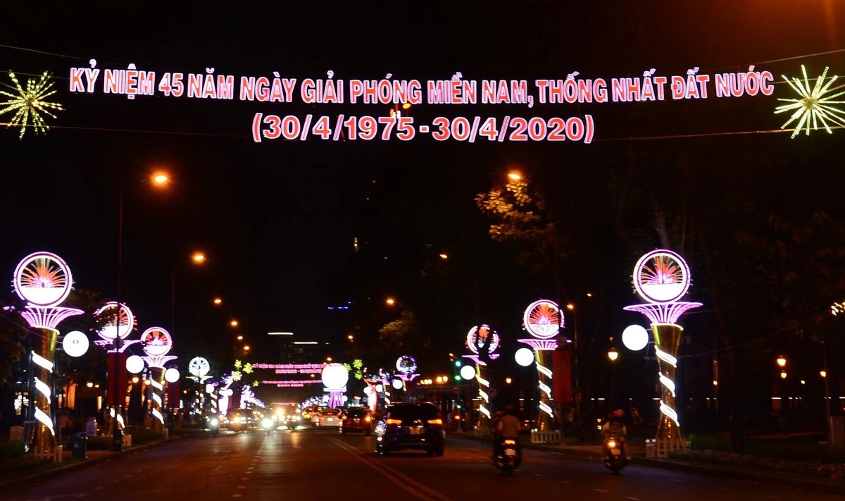 Đường phố Sài Gòn rực rỡ ánh đèn; không khí đón mừng kỷ niệm 45 năm ngày Giải phóng 30/4 vô cùng nhộn nhịp. 
