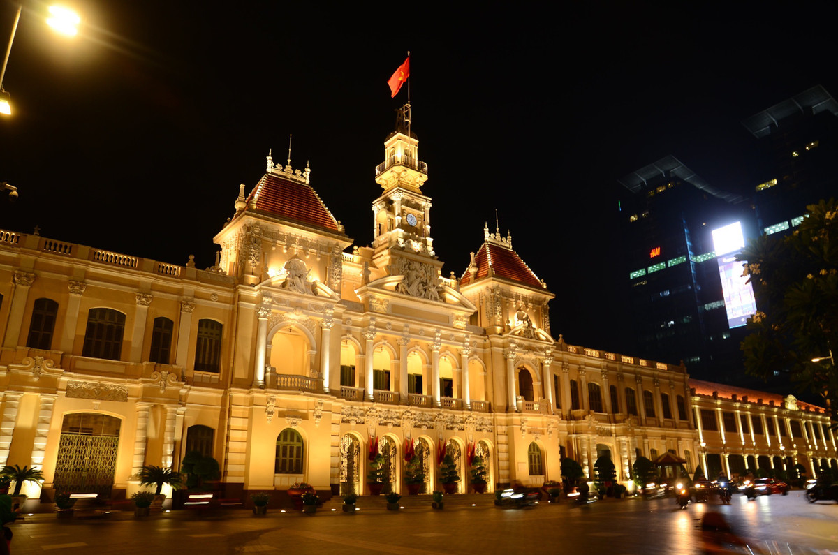 Trụ sở UBND TPHCM đêm trước ngày đại lễ.