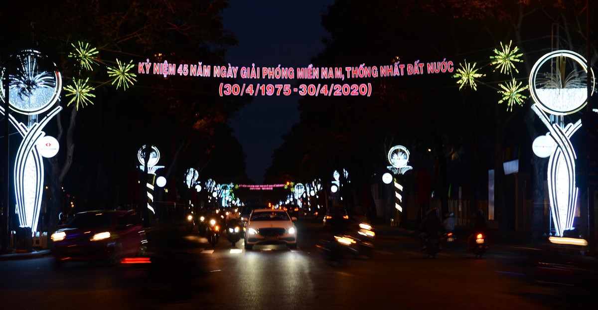 Từ trung tâm TP ra đến các quận, huyện ngoại thành... đều được trang trí đèn hoa, cờ đỏ sao vàng đón mừng 45 năm Giải phóng miền Nam.