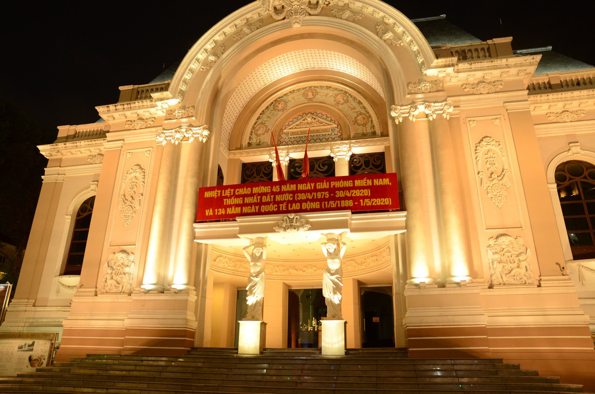 Nhà hát TPHCM lung linh ánh đèn đêm...