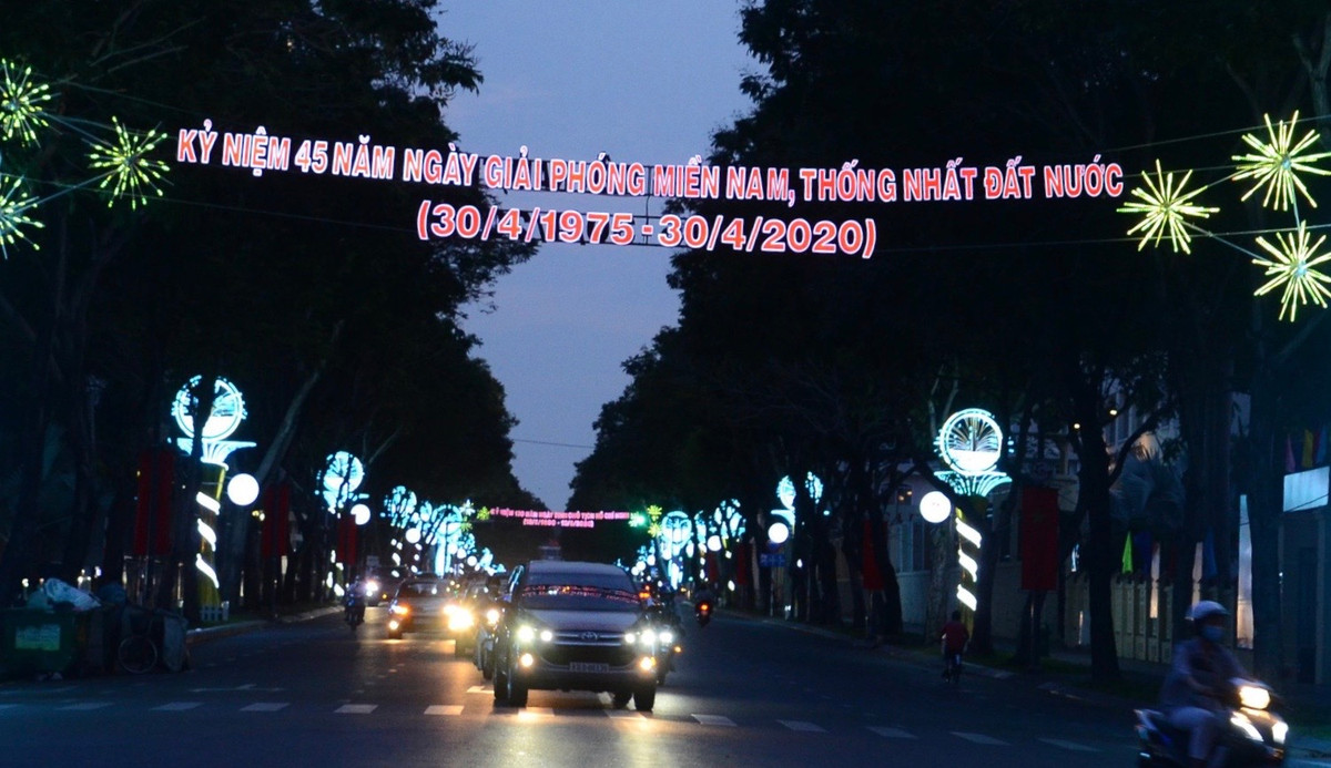 Đường phố Sài Gòn lung linh đèn hoa đón mừng kỷ niệm 45 năm ngày Giải phóng hoàn toàn miền Nam, Thống nhất đất nước.
