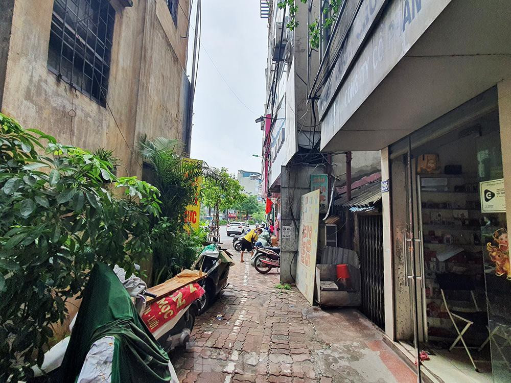 Hiện nay phường vẫn đang vận động người dân nhận tiền đền bù, còn thành phố cũng đã có quyết định phê duyệt bổ sung 3 hộ trên vào dự án đầu tư xây dựng đường Vành đai 1. Tuy nhiên, thành phố giao Ban quản lý dự án (BQLDA) đầu tư xây dựng công trình văn hóa xã hội Hà Nội làm chủ đầu tư nên phường không nắm được tiến độ.