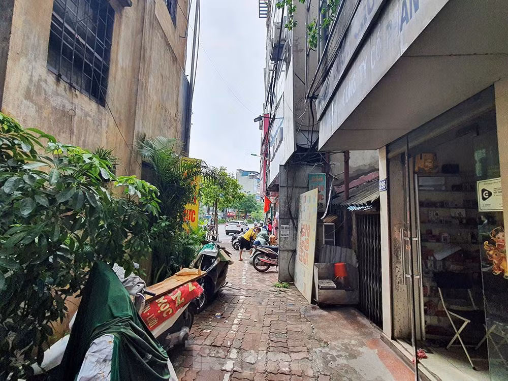 Hiện nay phường vẫn đang vận động người dân nhận tiền đền bù, còn thành phố cũng đã có quyết định phê duyệt bổ sung 3 hộ trên vào dự án đầu tư xây dựng đường Vành đai 1. Tuy nhiên, thành phố giao Ban quản lý dự án (BQLDA) đầu tư xây dựng công trình văn hóa xã hội Hà Nội làm chủ đầu tư nên phường không nắm được tiến độ.