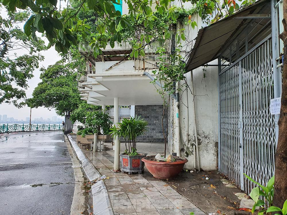 Căn nhà số 195 đường Vệ Hồ (phường Xuân La, quận Tây Hồ) lấn chiếm toàn bộ vỉa hè.