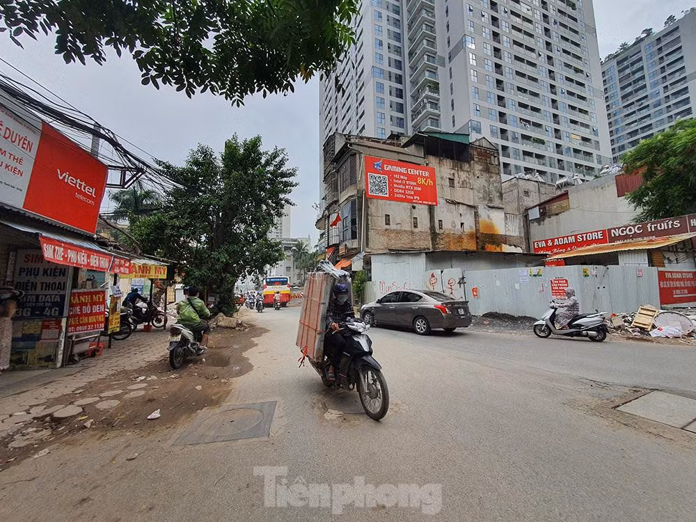 Hiện nay, hạ tầng ngầm đã được đi vòng qua 3 căn nhà nói trên. Hà Nội lại sắp có tuyến đường mới với những "lô cốt" xấu xí.