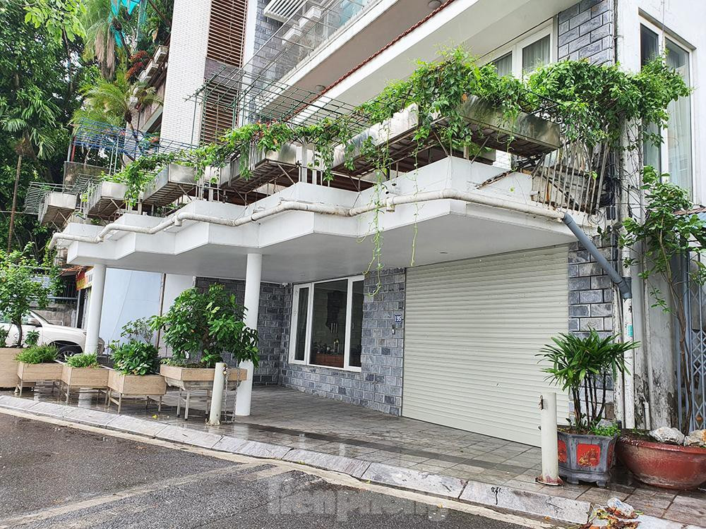 Đại diện UBND phường Xuân La cho biết, phần vỉa hè chính là đất của ngôi nhà còn lại sau giải phóng mặt bằng mở đường ven hồ. Tồn tại này đã có từ hơn chục năm nay.