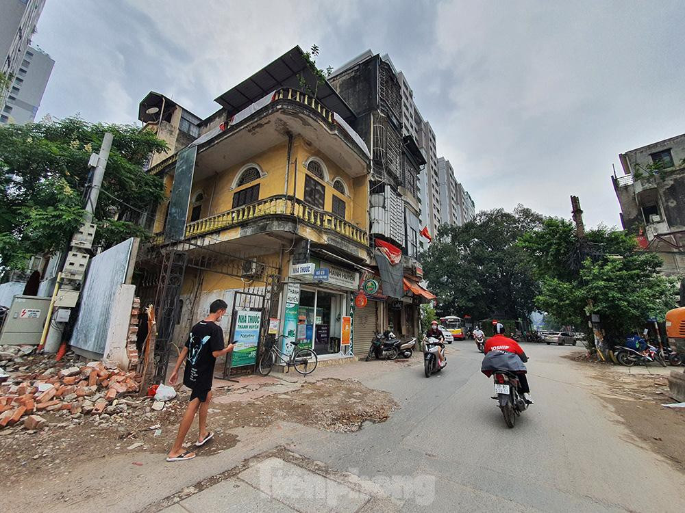 Đáng chú ý, đây là 3 hộ dân thuộc diện GPMB tại diện tích đất được UBND thành phố giao cho Cty CP Tu bổ di tích Trung ương - Vinaremon để thực hiện dự án Trung tâm thương mại, dịch vụ, văn phòng và nhà ở tại số 69 Vũ Trọng Phụng.