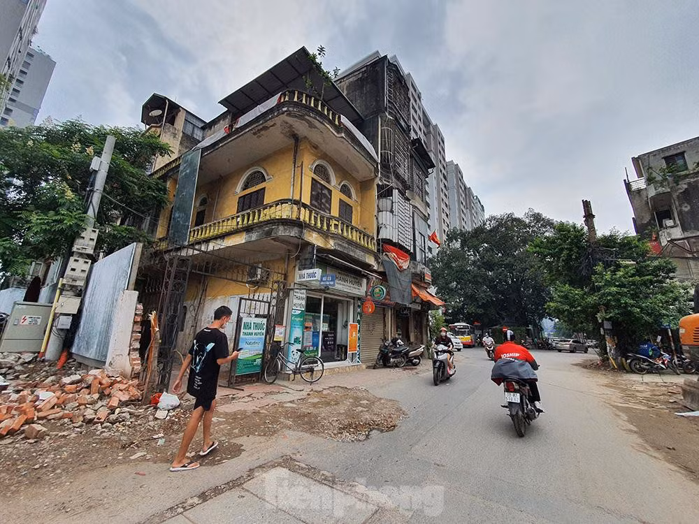 Đáng chú ý, đây là 3 hộ dân thuộc diện GPMB tại diện tích đất được UBND thành phố giao cho Cty CP Tu bổ di tích Trung ương - Vinaremon để thực hiện dự án Trung tâm thương mại, dịch vụ, văn phòng và nhà ở tại số 69 Vũ Trọng Phụng.