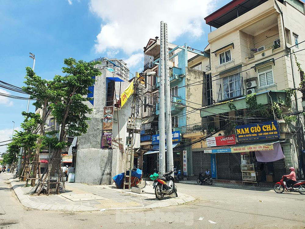 Đáng chú ý, trên các tuyến đường mới mở cũng xuất hiện những "lô cốt" kiểu mới. Đây là những công trình đủ diện tích tồn tại, đủ vỉa hè nhưng lại gây bức xúc cho người dân.