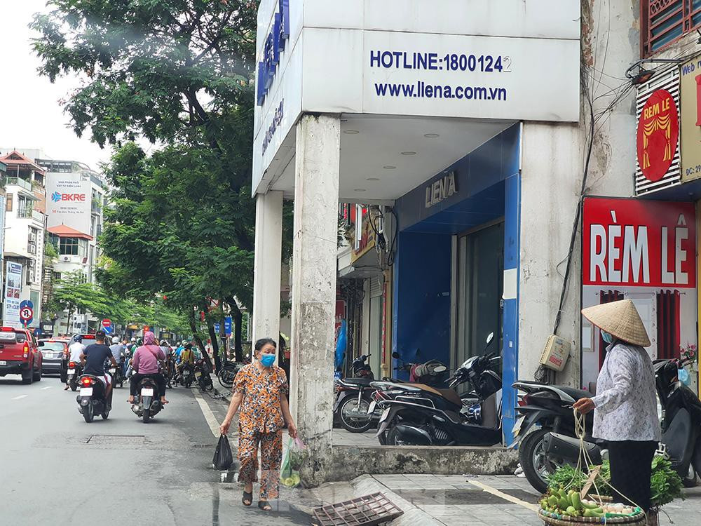 Một công trình xây cả trụ qua vỉa hè tại đường Tôn Đức Thắng, phường Quốc Tử Giám, quận Đống Đa.