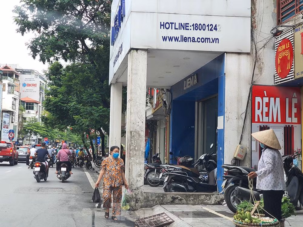 Một công trình xây cả trụ qua vỉa hè tại đường Tôn Đức Thắng, phường Quốc Tử Giám, quận Đống Đa.