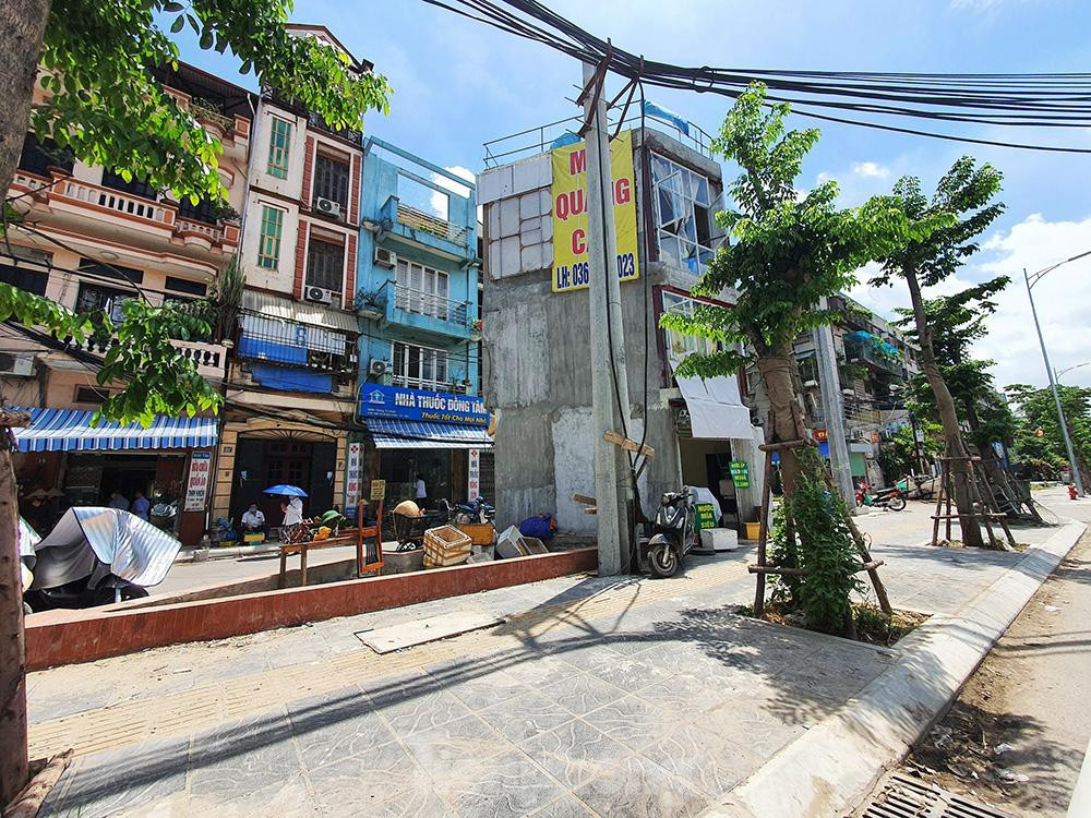 Ngôi nhà trước cửa số nhà 128 Đại La (phường Đồng Tâm, quận Hai Bà Trưng), sau khi được Ban quản lý dự án đầu tư xây dựng quận Hai Bà Trưng tổ chức giải phóng mặt bằng, căn nhà nằm giữa 2 con đường tạo sự nhếch nhác cho cả tuyến đường nghìn tỷ.