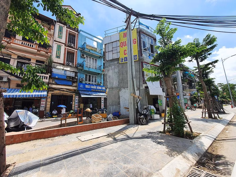 Ngôi nhà trước cửa số nhà 128 Đại La (phường Đồng Tâm, quận Hai Bà Trưng), sau khi được Ban quản lý dự án đầu tư xây dựng quận Hai Bà Trưng tổ chức giải phóng mặt bằng, căn nhà nằm giữa 2 con đường tạo sự nhếch nhác cho cả tuyến đường nghìn tỷ.