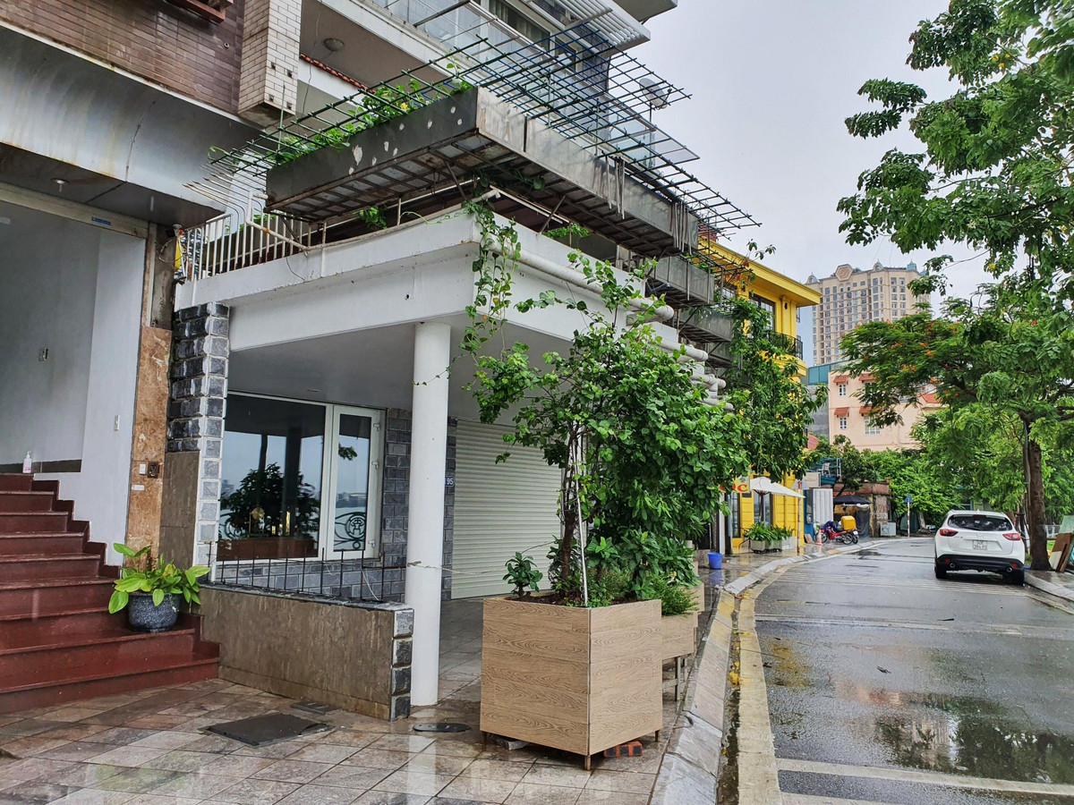 "Vì công trình đã lâu nên chúng tôi không nắm được phương án xử lý", đại diện phường Xuân La cho hay.