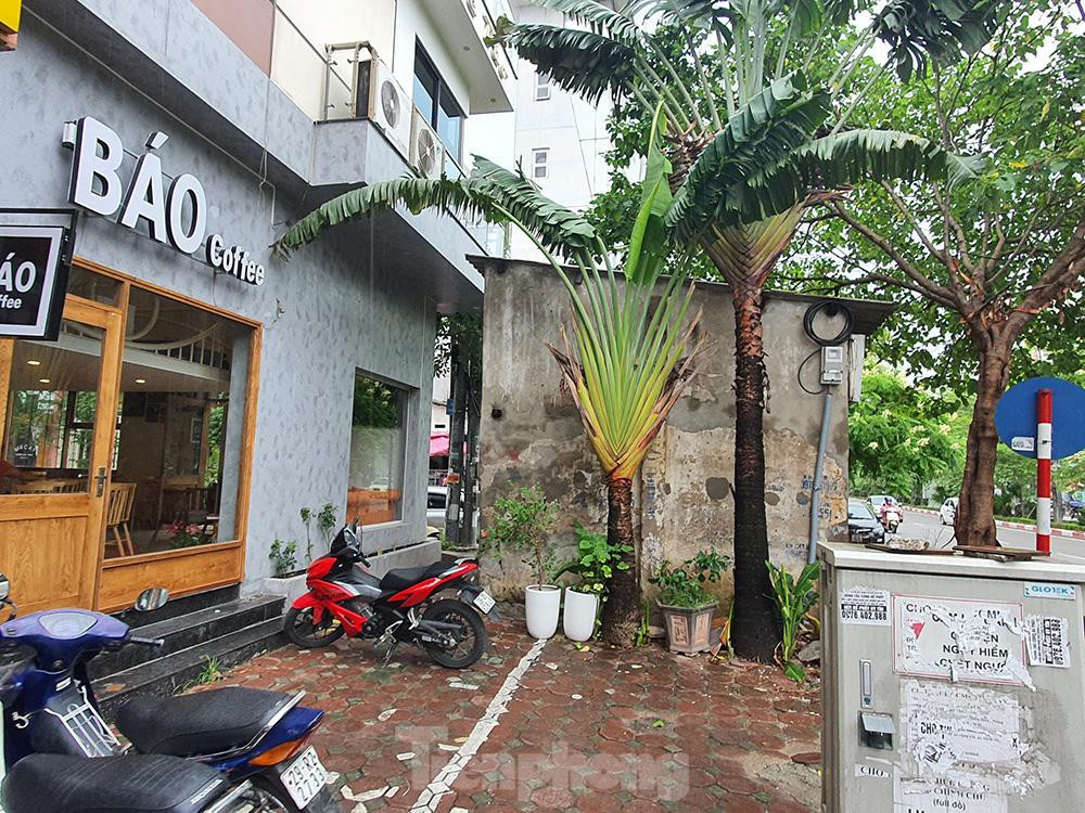 Có một khe nhỏ đủ 1 người đi phía sau "lô cốt" này. UBND thành phố Hà Nội đã nhiều lần yêu cầu quận Cầu Giấy giải phóng mặt bằng nhưng không hiểu vì sao lô cốt vẫn chưa di dời được.