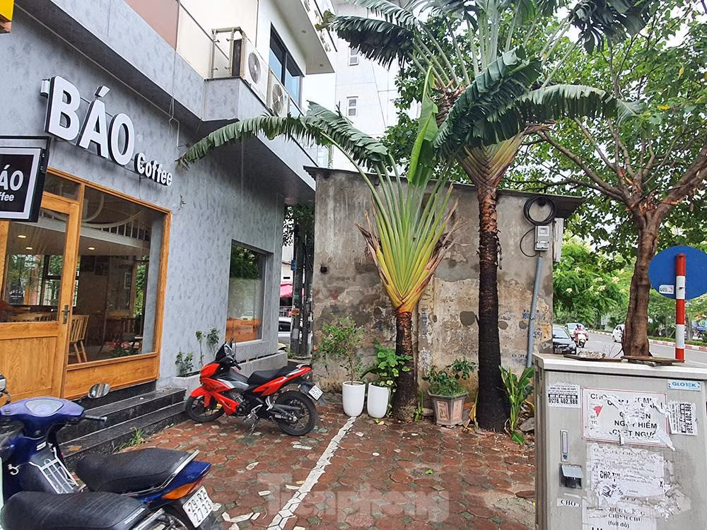 Có một khe nhỏ đủ 1 người đi phía sau "lô cốt" này. UBND thành phố Hà Nội đã nhiều lần yêu cầu quận Cầu Giấy giải phóng mặt bằng nhưng không hiểu vì sao lô cốt vẫn chưa di dời được.