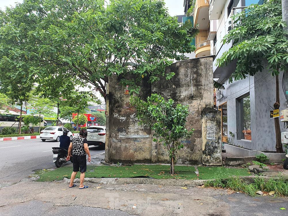 Còn ngôi nhà không số ở phố Nguyễn Phong Sắc (quận Cầu Giấy) nằm ngay giữa vỉa hè, ôm trọn một khoảng đất vàng.