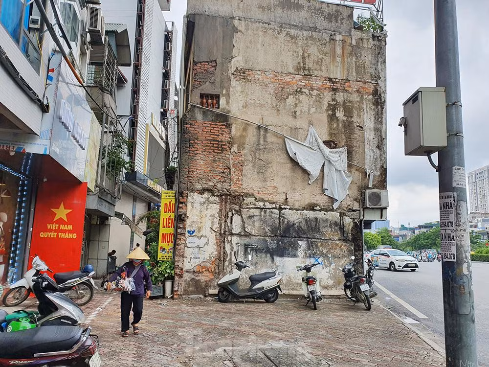 Đằng sau căn nhà này là một lối đi nhỏ vừa đủ cho 2 xe máy tránh nhau.