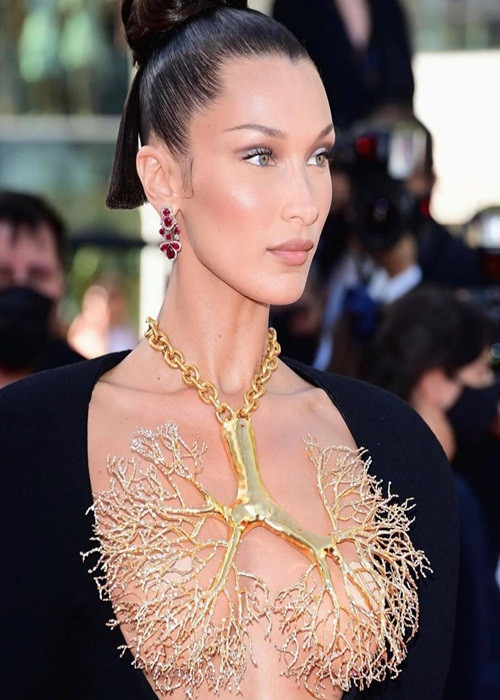 Bella Hadid diện mẫu váy khoét ngực, dùng trang sức hình lá phổi thay cho nội y.
