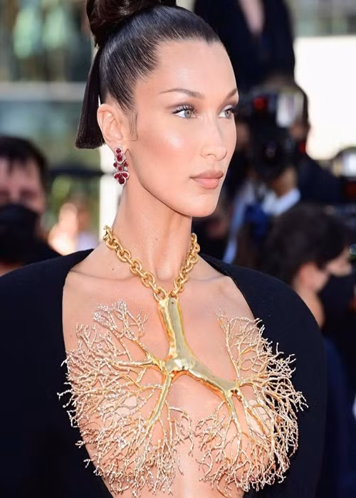 Bella Hadid diện mẫu váy khoét ngực, dùng trang sức hình lá phổi thay cho nội y.