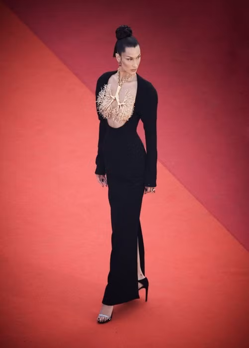 Bella Hadid diện thiết kế độc đáo được vận chuyển nhanh từ Paris đến Cannes.