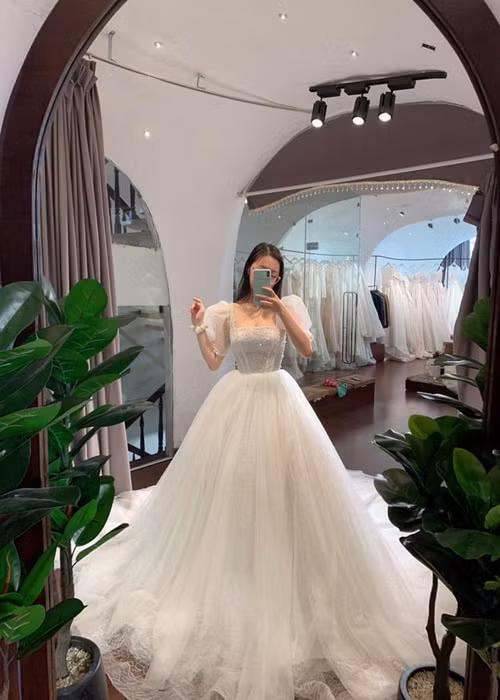 Tháng 10/2019, Thảo Hân sinh con gái đầu lòng Bào Ngư. Sau đó, cô nhanh chóng lấy được vóc dáng thon gọn.