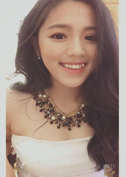 Thảo Hân sở hữu nhan sắc khá xinh đẹp với nụ cười duyên dáng.