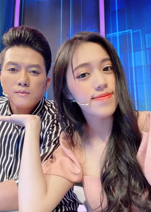 Về lý do chưa tổ chức hôn lễ, Thảo Hân bày tỏ, cô muốn san sẻ một chút gánh nặng cùng chồng: "Anh Tuyên đi làm nhiều cũng là để cho tôi có cuộc sống thoải mái, bây giờ tôi còn đặt nặng vấn đề làm đám cưới nữa thì tội nghiệp ảnh lắm".